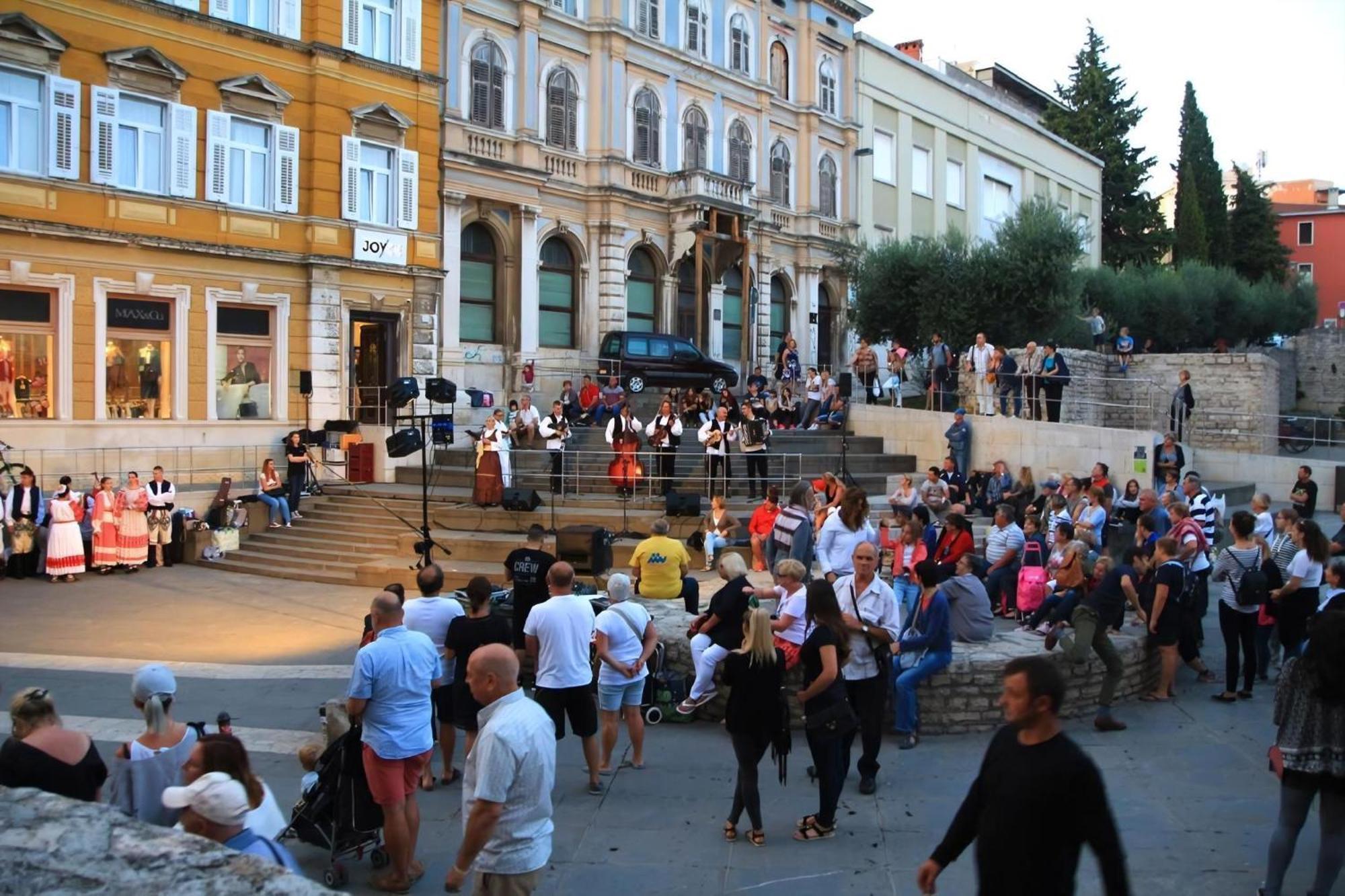 In Mit Privatem Balkon Apartment Pula
