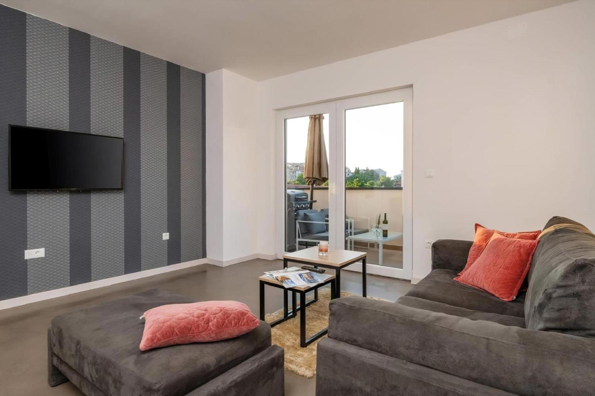 In Mit Privatem Balkon Pula